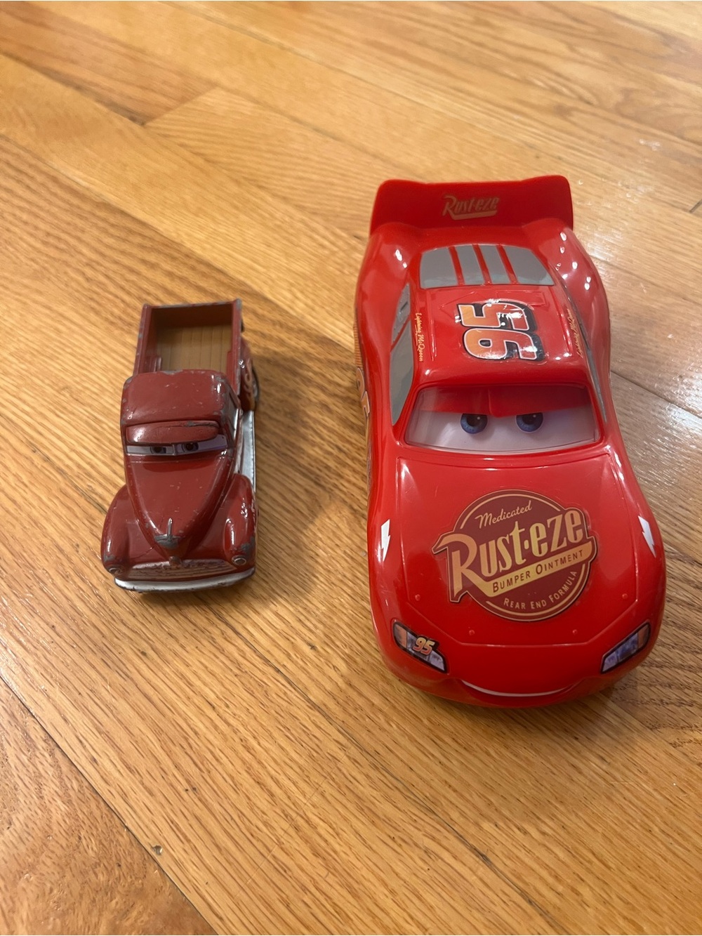Lightning McQueen Red Toy Car and DISNEY PIXAR CARS 3 "HEYDAY SMOKEY"